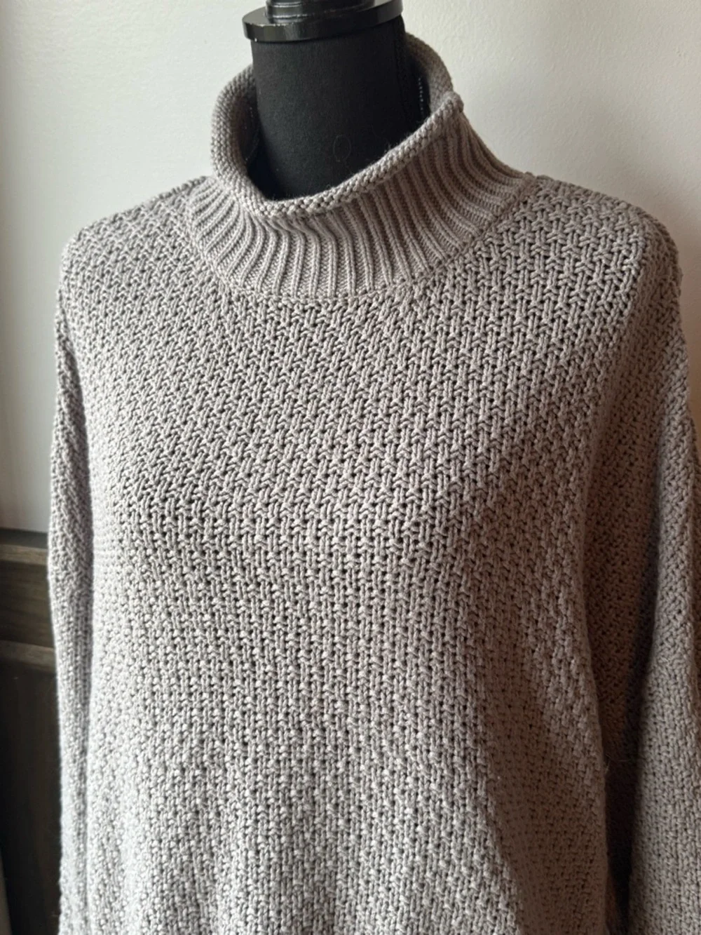 Tecrew Turtleneck Knit Oversized Sweater in Light Gray Large - Picture 2 of 7